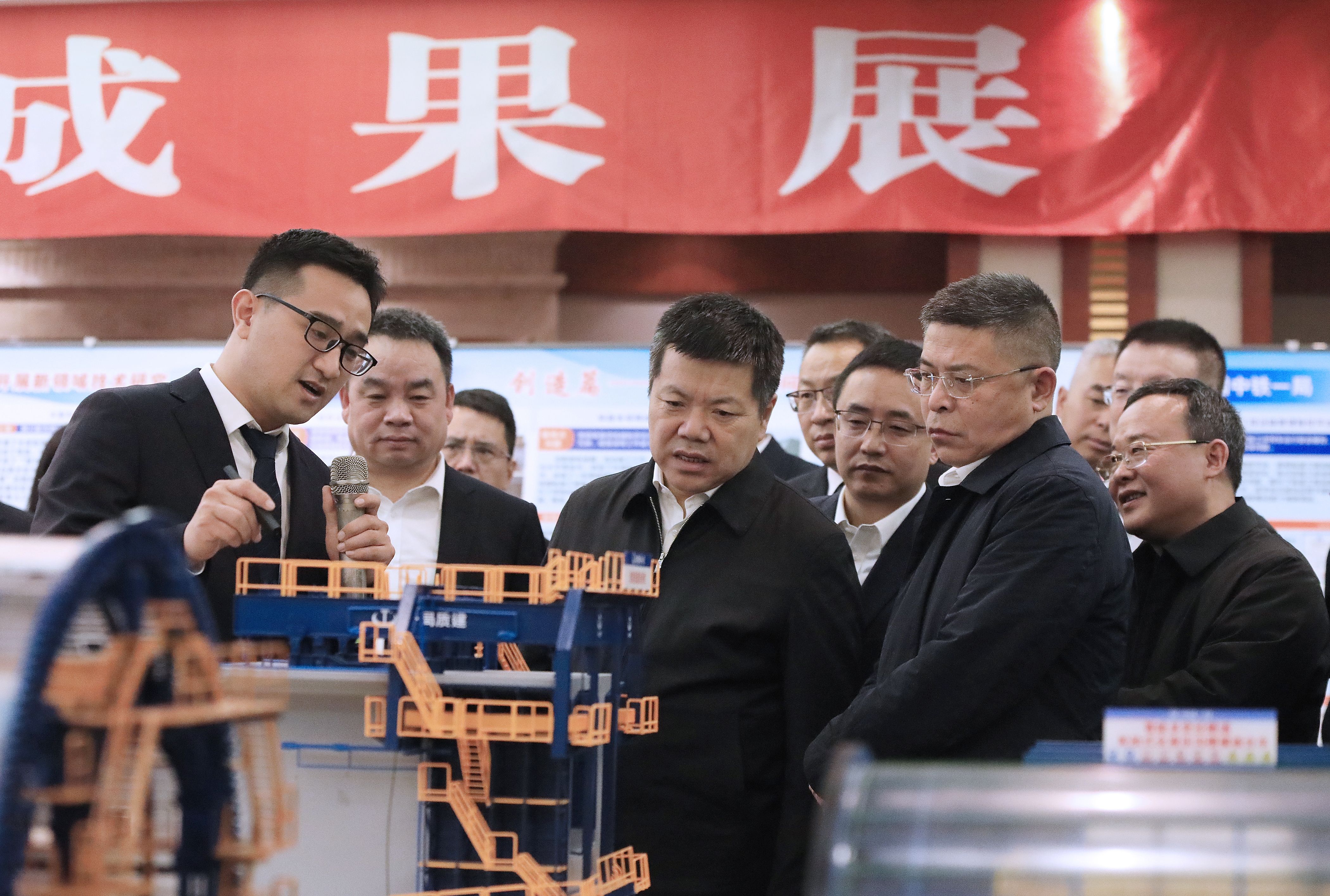 公司在中鐵一局首屆創(chuàng)新大會(huì)上斬...